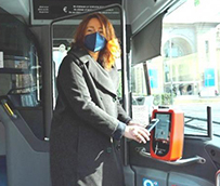 Barcelona implanta el pago del billete sencillo de bus con tarjeta