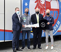 Bus Mercedes-Benz de primera clase, para el equipo femenino de Alemania