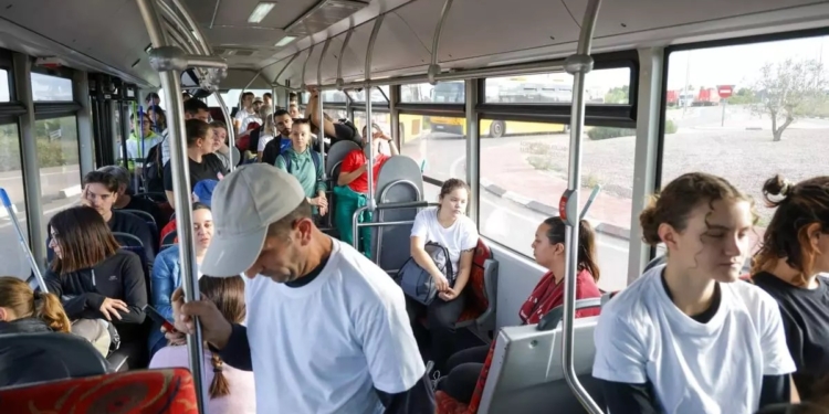 Autobuses de voluntarios quedan atascados en Riba-roja de Túria