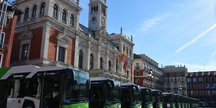 Auvasa firma dos acuerdos que afectan a más de 450 conductores