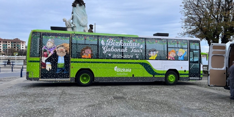 Bizkaibus acerca la Navidad a distintas localidades con su bus personalizado