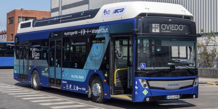 Seis nuevas conexiones diarias entre Llanes y Oviedo durante todo el año