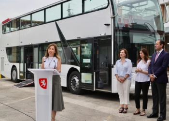 Zaragoza recibe tres nuevos autobuses turísticos 100% eléctricos
