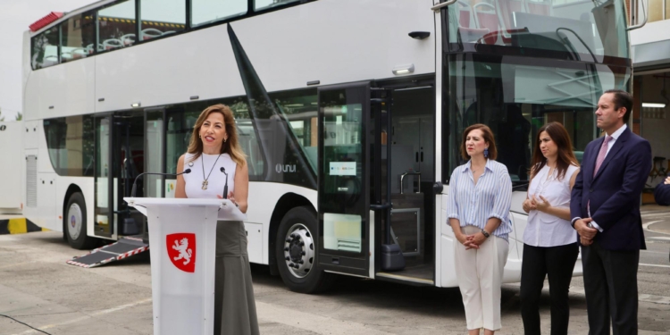 Zaragoza recibe tres nuevos autobuses turísticos 100% eléctricos