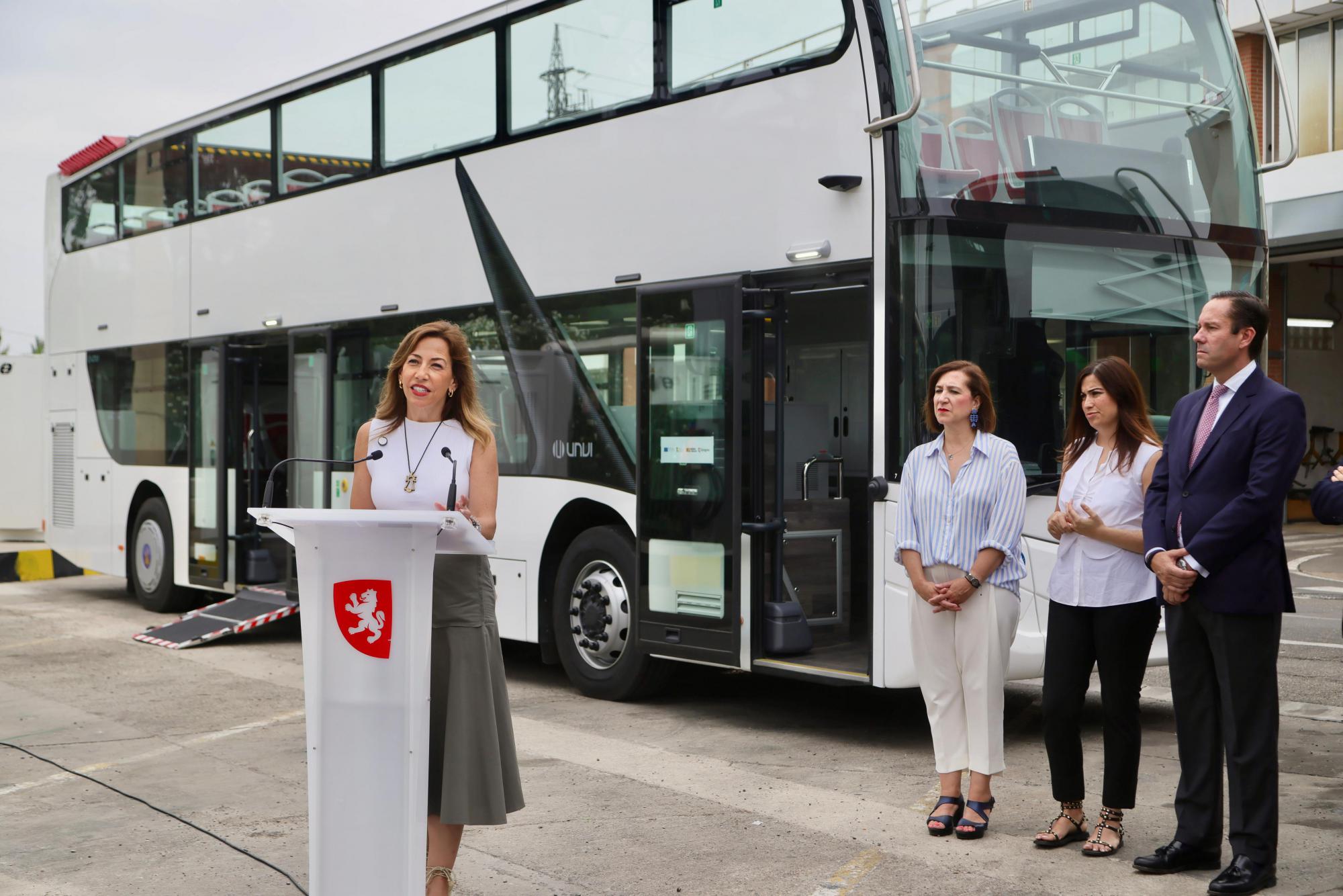 Zaragoza recibe tres nuevos autobuses turísticos 100% eléctricos