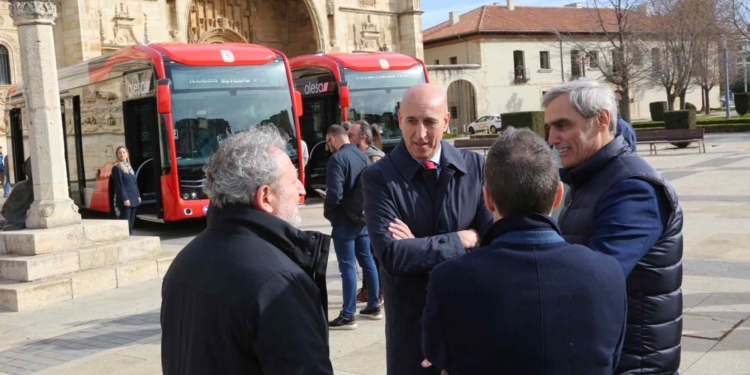 León confía en Alsa y presenta los nuevos autobuses eléctricos