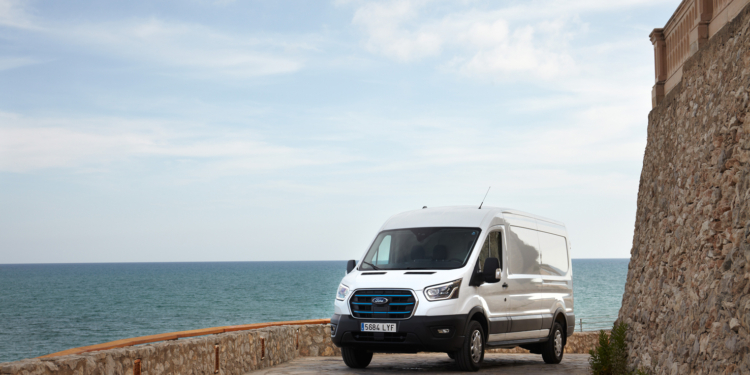 La nueva e-Transit puede superar los 300 km de autonomía