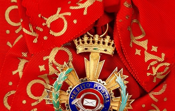 Eugenio de Quesada recibe la Placa de la Orden Civil del Mérito Postal