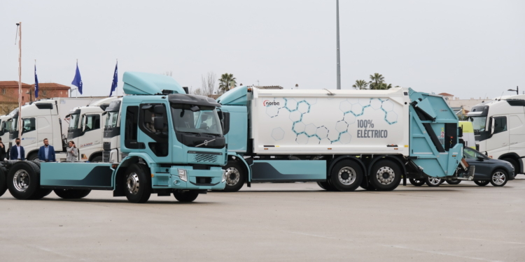 Volvo Trucks y Veinsur reafirman su compromiso con la electromovilidad