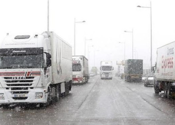 El temporal de nieve corta el paso a camiones en muchas carreteras