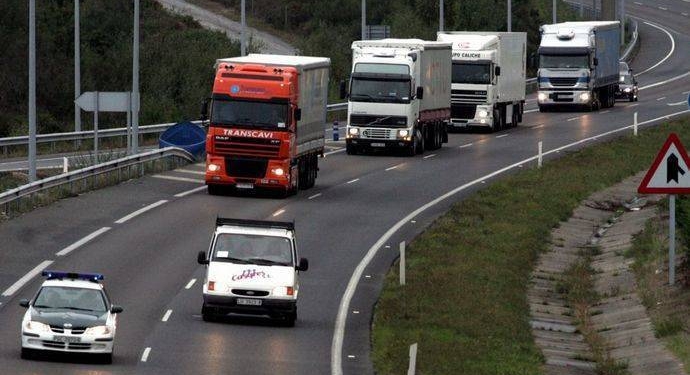 La DGT controla esta semana la seguridad de camiones y autobuses