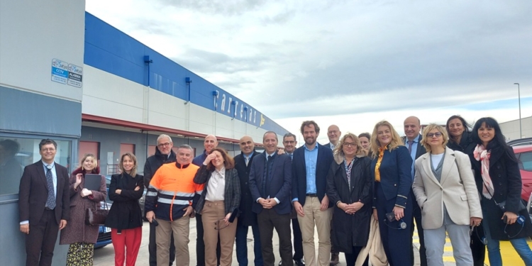 Carreras recibe a una delegación del Parlamento Europeo a sus instalaciones