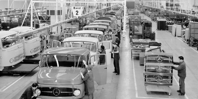 Mercedes-Benz celebra 60 años de producción de camiones en Wörth