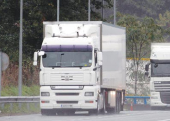 El comité galego de transporte pide prohibir carga y descarga y acceder a la restauración para profesionales