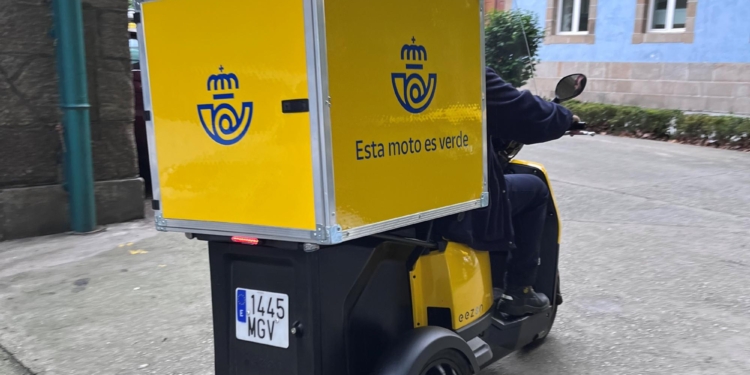 Correos incorpora a su flota 100 motos eléctricas de tres ruedas