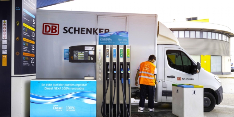 DB Schenker firma un acuerdo con Repsol para una logística más sostenible