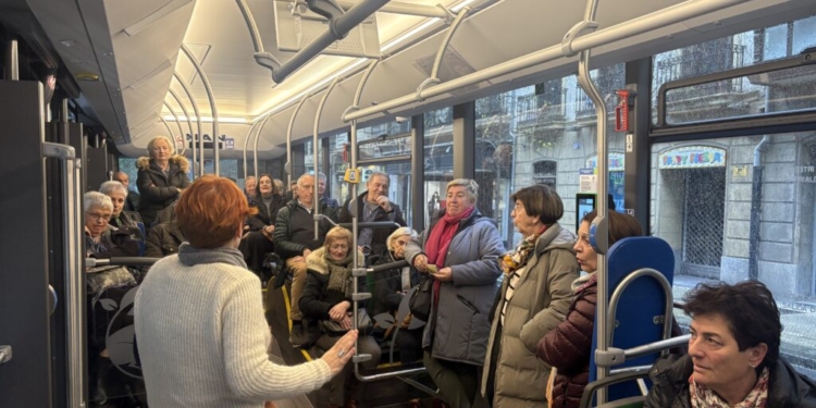 Dbus organiza sesiones informativas con personas mayores