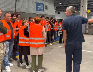 Dbus recibe la visita de estudiantes de un ciclo superior de movilidad