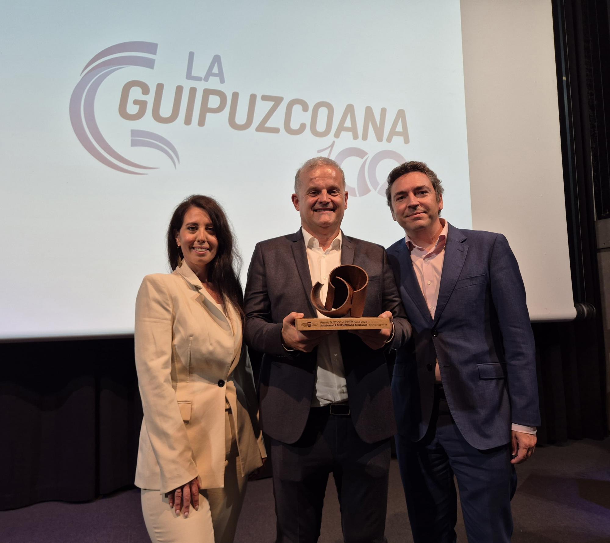 La Guipuzcoana, premiada por sus 100 años al servicios del transporte