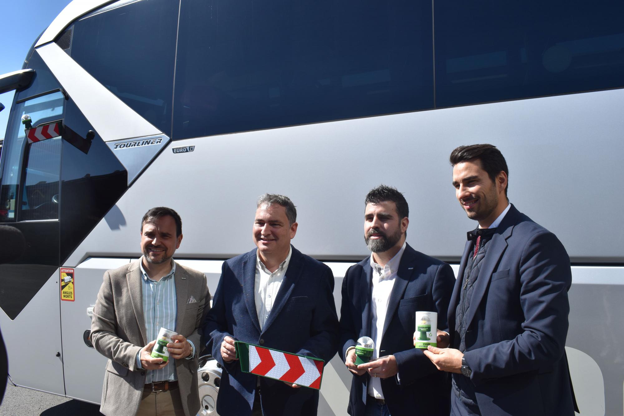 Vectalia refuerza la seguridad vial de su flota con la baliza Led One Connected