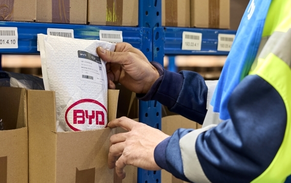 BYD inaugura su primer centro logístico de recambios en España