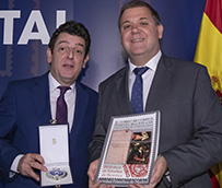 Eugenio de Quesada entrega ‘El correo sin Correos’ a su presidente