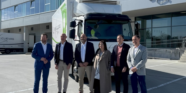 Grupo Cuevas celebra un año con su camión 100% eléctrico E-Tech D 16