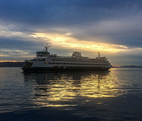 El ferry Bentago Express remolcado y atracado en el muelle de Agaete