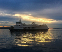 El ferry Bentago Express remolcado y atracado en el muelle de Agaete