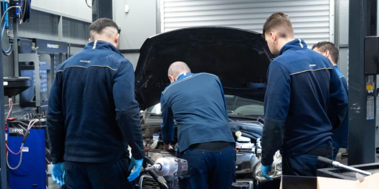 Formación continua: clave para atraer talento en el sector automotriz