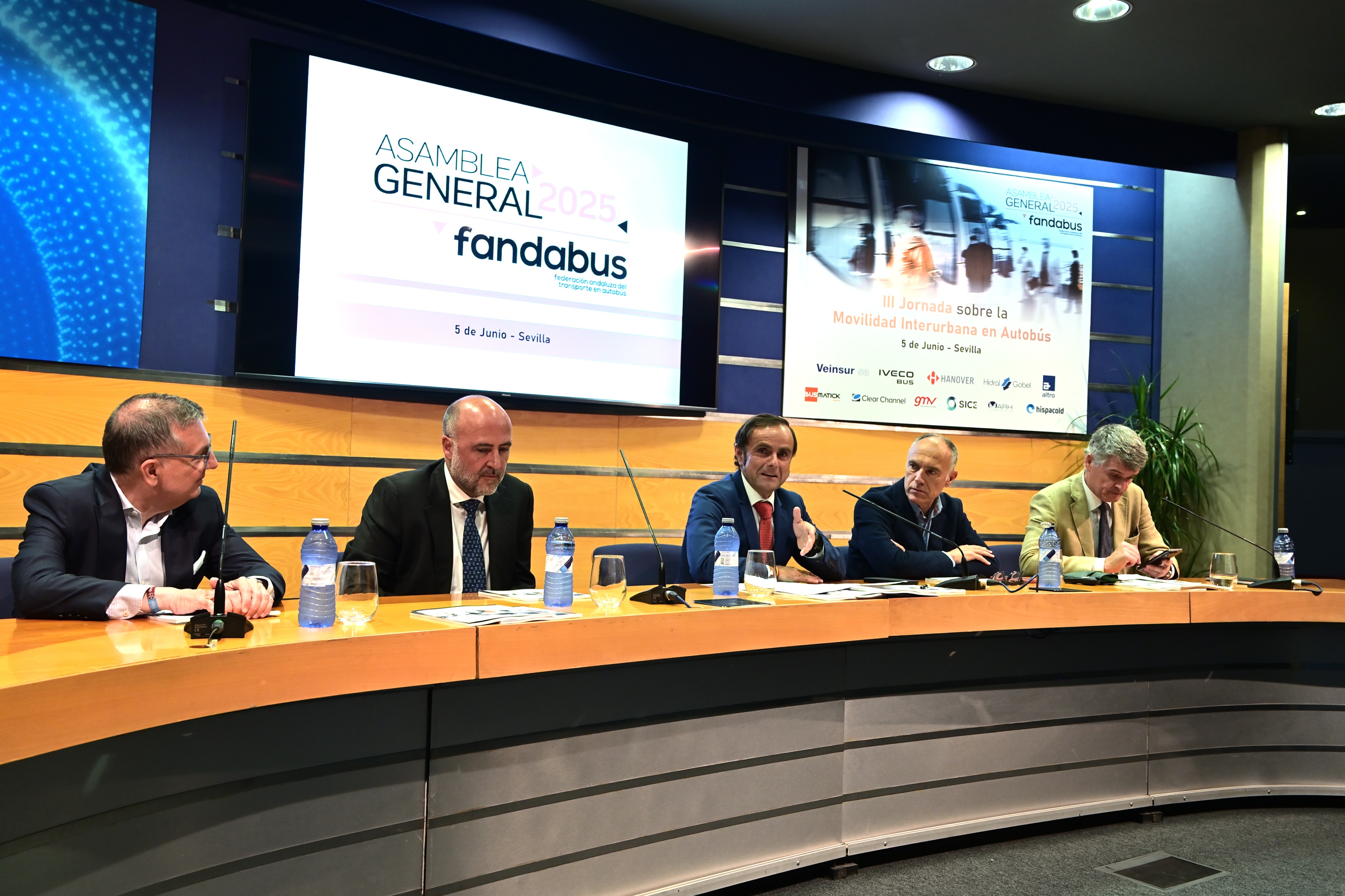 Unidad y previsión ante los retos: el transporte andaluz se moviliza en Sevilla