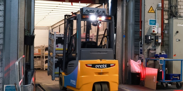 DB Schenker da un nuevo paso usando carretillas elevadoras con control remoto