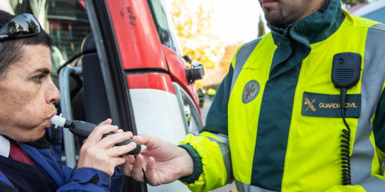 La DGT sanciona a casi la mitad de los autobuses escolares controlados