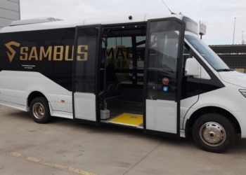 Presentación con tres vehículos en exposición