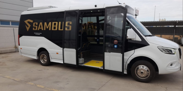 Presentación con tres vehículos en exposición