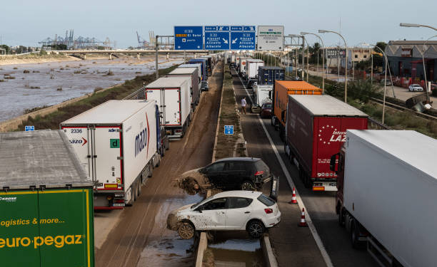 Compromiso del sector: más de 60 camiones grúa trabajan coordinadamente para ayudar a las víctimas de la DANA en Valencia