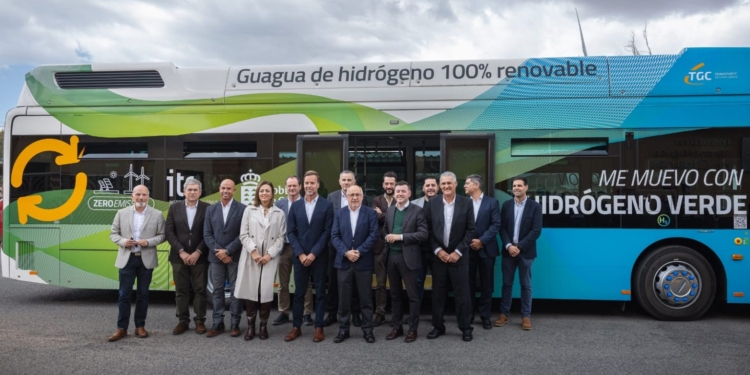 Canarias pone en marcha su primer autobús de hidrógeno verde