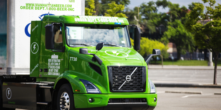 Volvo Trucks entrega los primeros VNR en Manhattan