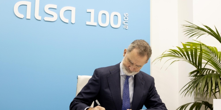 El Rey clausura el centenario de Alsa en la Estación de Autobuses de Oviedo