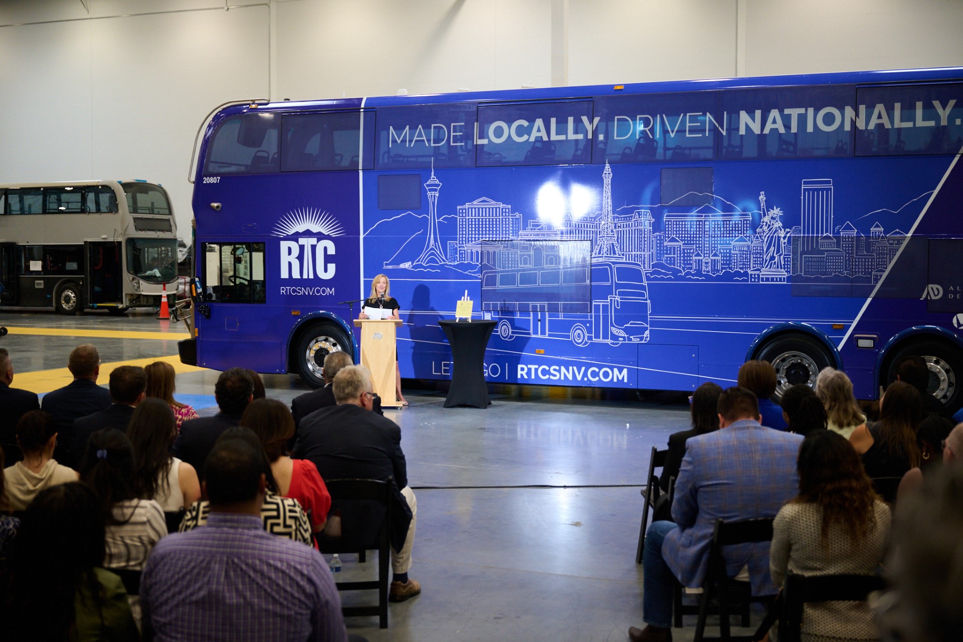 Alexander Dennis inaugura una planta de fabricación en Las Vegas