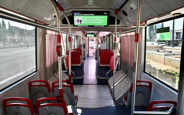 TMB instala casi 1.500 pantallas informativas en sus autobuses