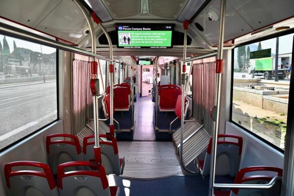 TMB instala casi 1.500 pantallas informativas en sus autobuses