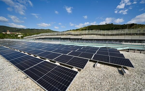 TMB estrena una amplia planta fotovoltaica en la cochera de Horta