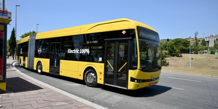 TMB pone a prueba un autobús articulado eléctrico fabricado por BYD