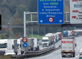 El cierre de la frontera gala afecta a 20.000 camioneros españoles