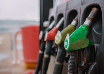 ¿Dónde repostar al mejor precio? Las gasolineras más económicas: Valencia y Castilla-León