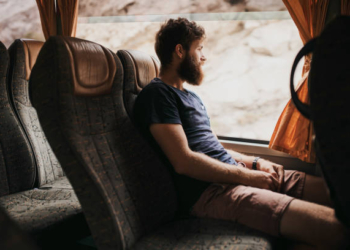 El Sector del autocar turístico alerta sobre los riesgos de la nueva directiva europea de viajes combinados