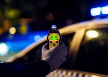 La DGT y Aspaym refuerzan controles de alcohol y drogas al volante este julio