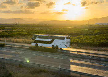 Ávila intermediará para abaratar el billete de autobús a Madrid