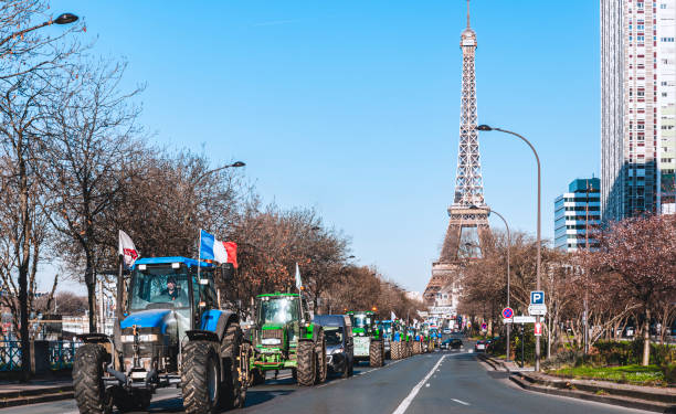 Los agricultores bloquean pasos fronterizos en Cataluña, causando pérdidas considerables